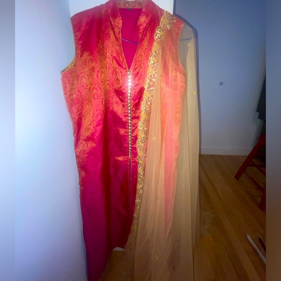 Lehenga pink and gold 3 pieces ‼️ - Picture 2 of 4